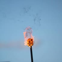 Torche allumée sur fond de ciel du soir